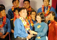 Đ/c Nguyễn Thị Thu Hà, Phó BT Thành ủy gắn huy hiệu thanh niên tiêu biểu làm theo lời bác cho anh Nguyễn Tấn Hưng.